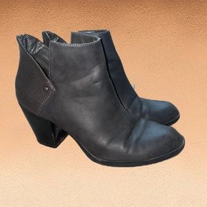 🩶 Vera Wang Cutout Ankle Booties Grey 9